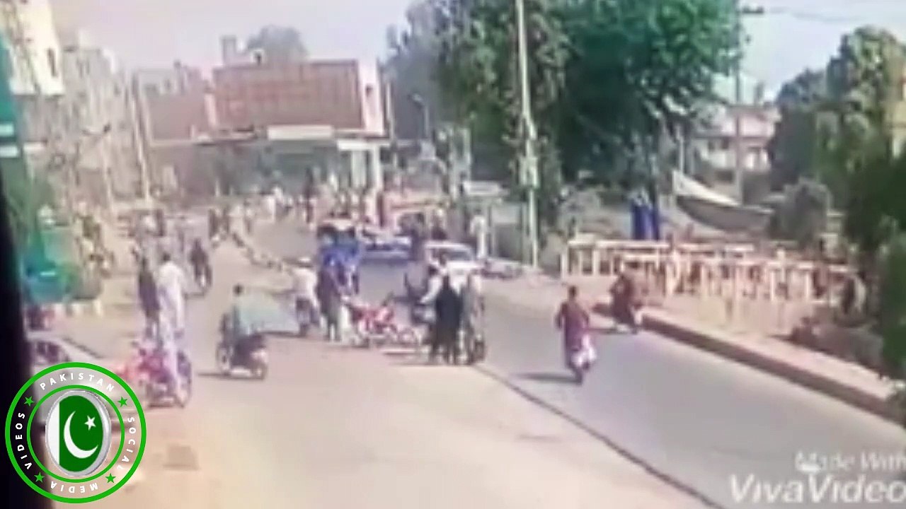 Very Bad Accident Happened At Rahim Yar KHan  l Out of Control Car Went Into Water