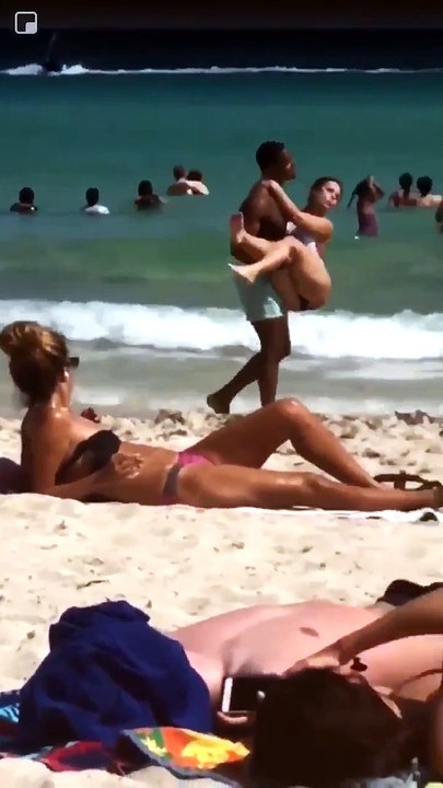 Voici ce qui se passe quand un couple se met à jouer à saute-mouton à la  plage - Vidéo Dailymotion