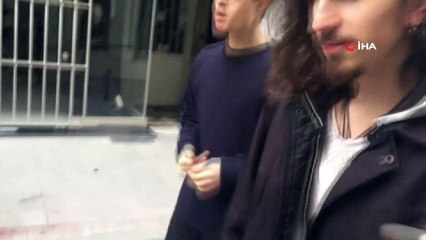 Nişantaşı’nda binanın çatısına tırmanan gençlerin tehlikeli oyunu kamerada