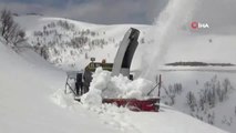 Kar Kalınlığı 6 Metreyi Geçti... Nisan Ayında Muş'un Köylerinde Karla Mücadele Çalışması
