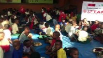 Afrika’da yetimlere iftar yemeği