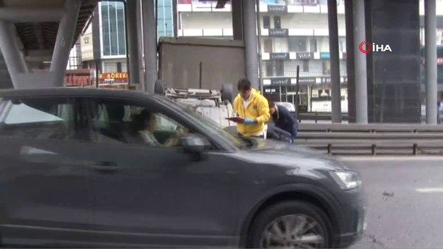 Beylikdüzü E-5 Güzelyurt Mevkii'nde direksiyon hakimiyetini kaybeden bir otomobil sürücüsü önce iki araca çarptı, ardından takla attı. Kazada sürücü yaralanırken, bölgede trafik yoğunluğu oluştu.