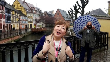 Colmar : une touriste chinoise chante sous la pluie
