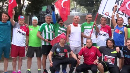 Maraton koşucuları polis için 10 kilometre koştu