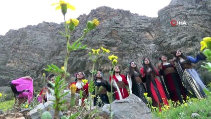 - Hakkarili sanatçı Aydın, dağ keçisiyle kamera karşısına geçti