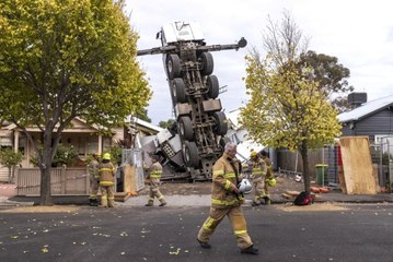 Avustralya'da Evin Üstüne Vinç Düştü