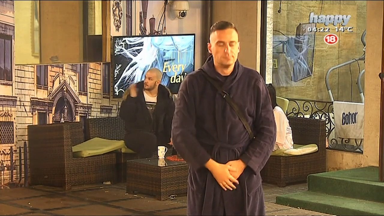 POŽGAJ TOTALNO PRSAO, STOJAO NA KIŠI DA SPERE GREHE: Krstio se, molio i meditirao pa otišao na CIGARU!