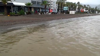 Sahile gidenler şaşkına döndü...Dünyaca ünlü Marmaris Körfezi'nin rengi  kahverengiye büründü