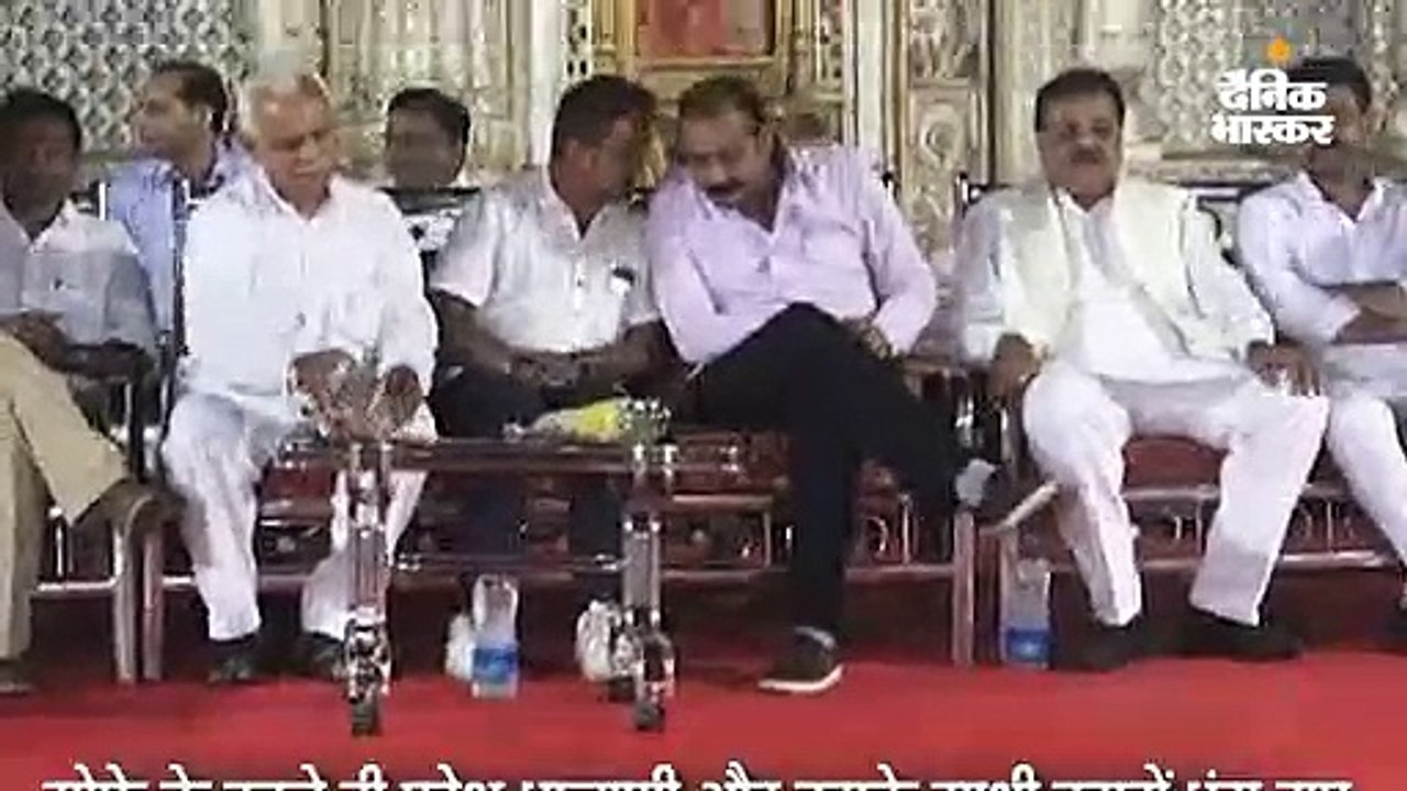 सोफे के टूटते ही परेश धानाणी उसमें धंस गए