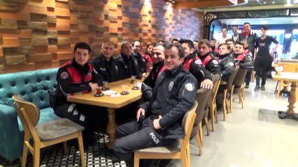 Kavga ihbarında bulundukları polisleri konfeti ve pastayla karşıladılar