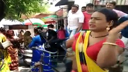 Video: नकली किन्नर बनकर लोगों से ले रही थी पैसे, असली किन्नरों ने कर दी धुनाई