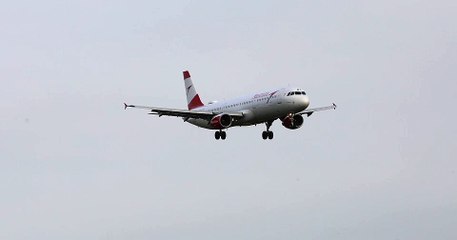 A321 AUSTRIAN LANDING CDG close up