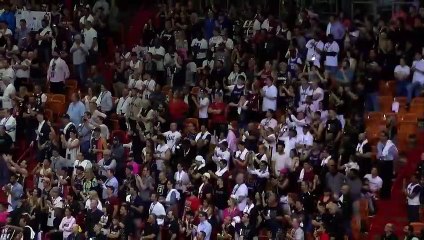 Dwyane Wade se casse la figure en voulant monter "une dernière fois" sur la table de marque