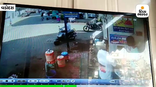 વડોદરામાં વેપારી પર ચાકૂ અને પાઇપથી બે શખ્સોએ હુમલો કર્યો, CCTVમાં કેદ