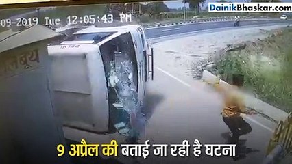 SUV ने बाजू से बस को मारी जोरदार टक्कर कि टोल बूथ पर पलट गई बस