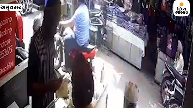 સેલ્ફી લેવાનાં બહાને મોબાઈલની દુકાનમાંથી મોંઘો મોબાઈલ લઈ બહાર જઈ સાગરિતની બાઈકમાં બેસીને ફરાર થઈ ગયો ચોર