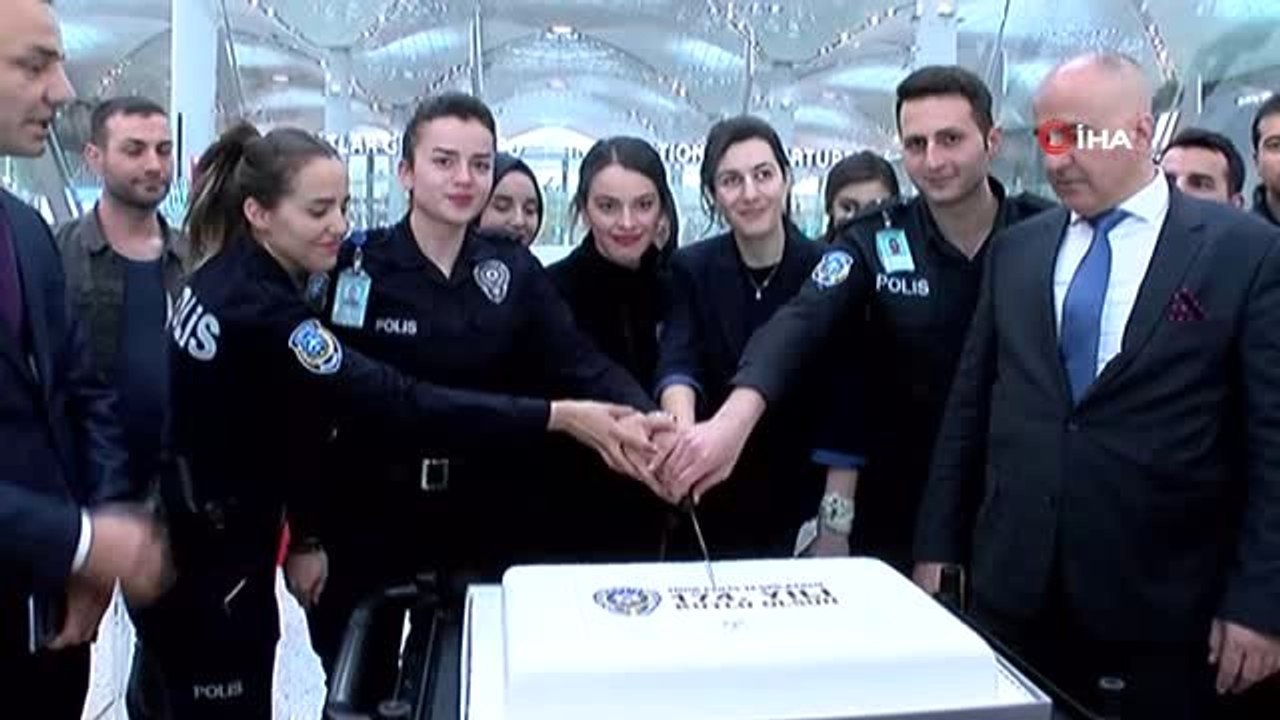 İstanbul Havalimanı'nda Polislerden Yolculara Pasta İkramı