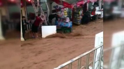 Sağanak yağış Silvan’ı vurdu, vatandaşlar iş yerlerinde mahsur kaldı