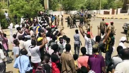 يوم خامس من الاعتصام خارج مقر الجيش السوداني والشرطة على الحياد