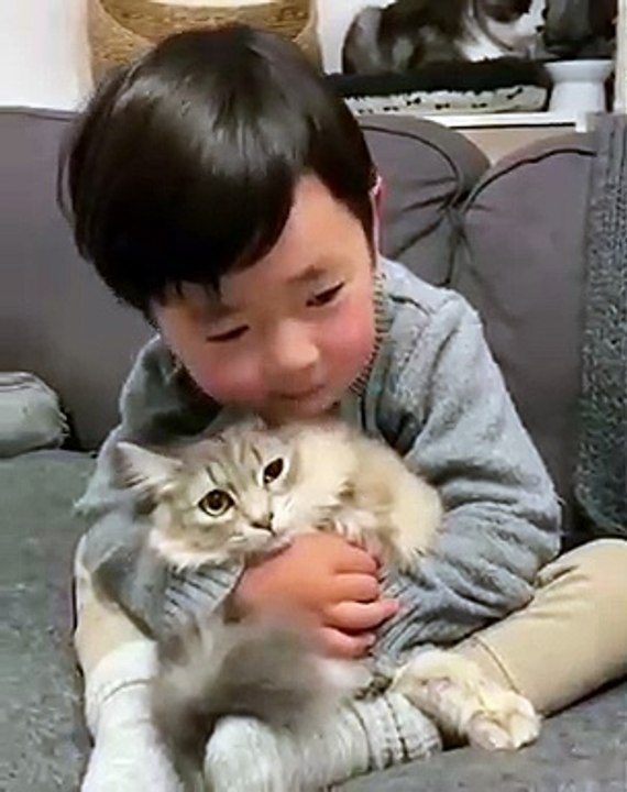Ce bébé et son chat sont très complices. Adorab...