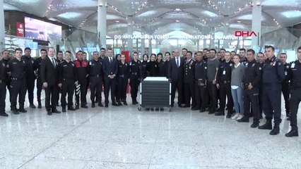 İstanbul Havalimanı'nda Polisten Yolculara Pasta İkramı