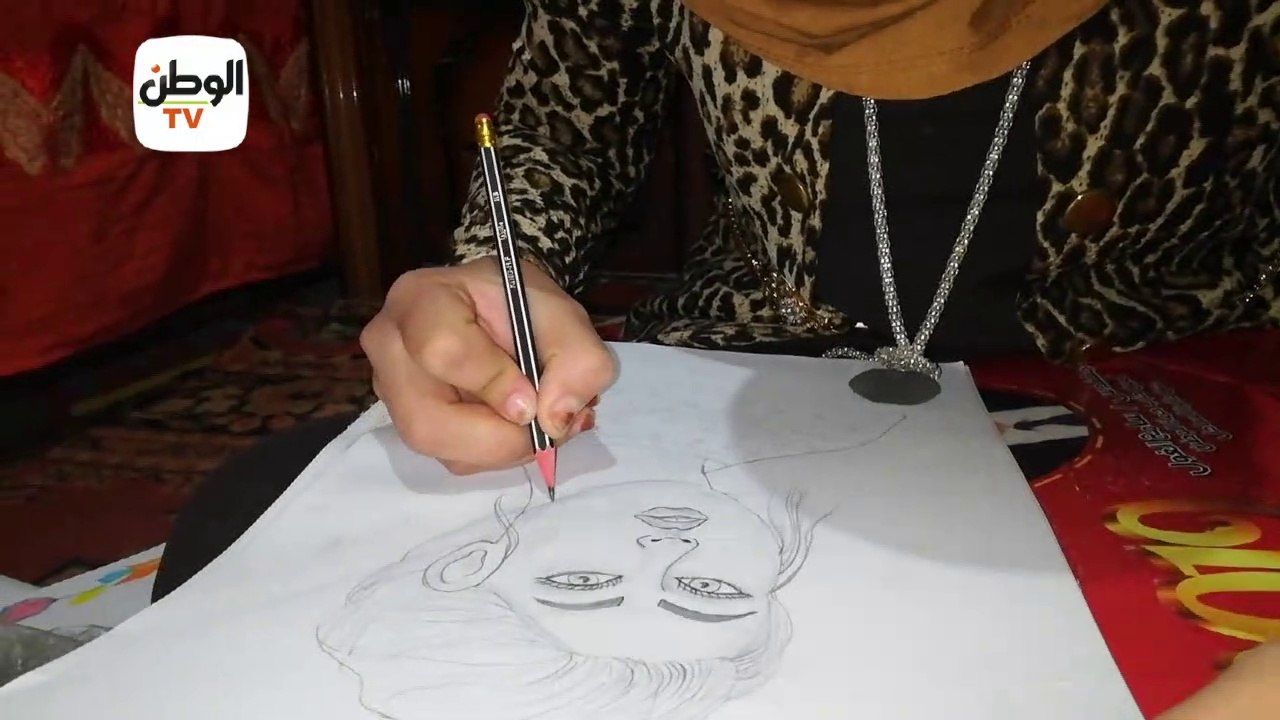 إيمان.. حارسة عقار تهوى الرسم بيهوّن علىّ كتير