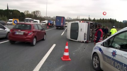 Hasdal yolu üzerinde bariyerlere çarpan servis aracı devrildi