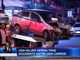 Una mujer herida tras accidente entre dos carros en el norte de Guayaquil