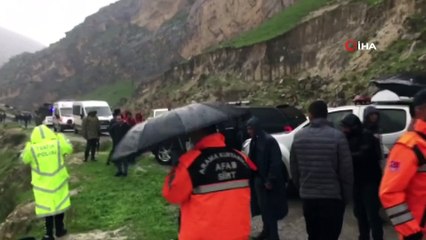 Botan Çayı'na uçan otomobil sürücüsüne ulaşma çalışmaları devam ediyor
