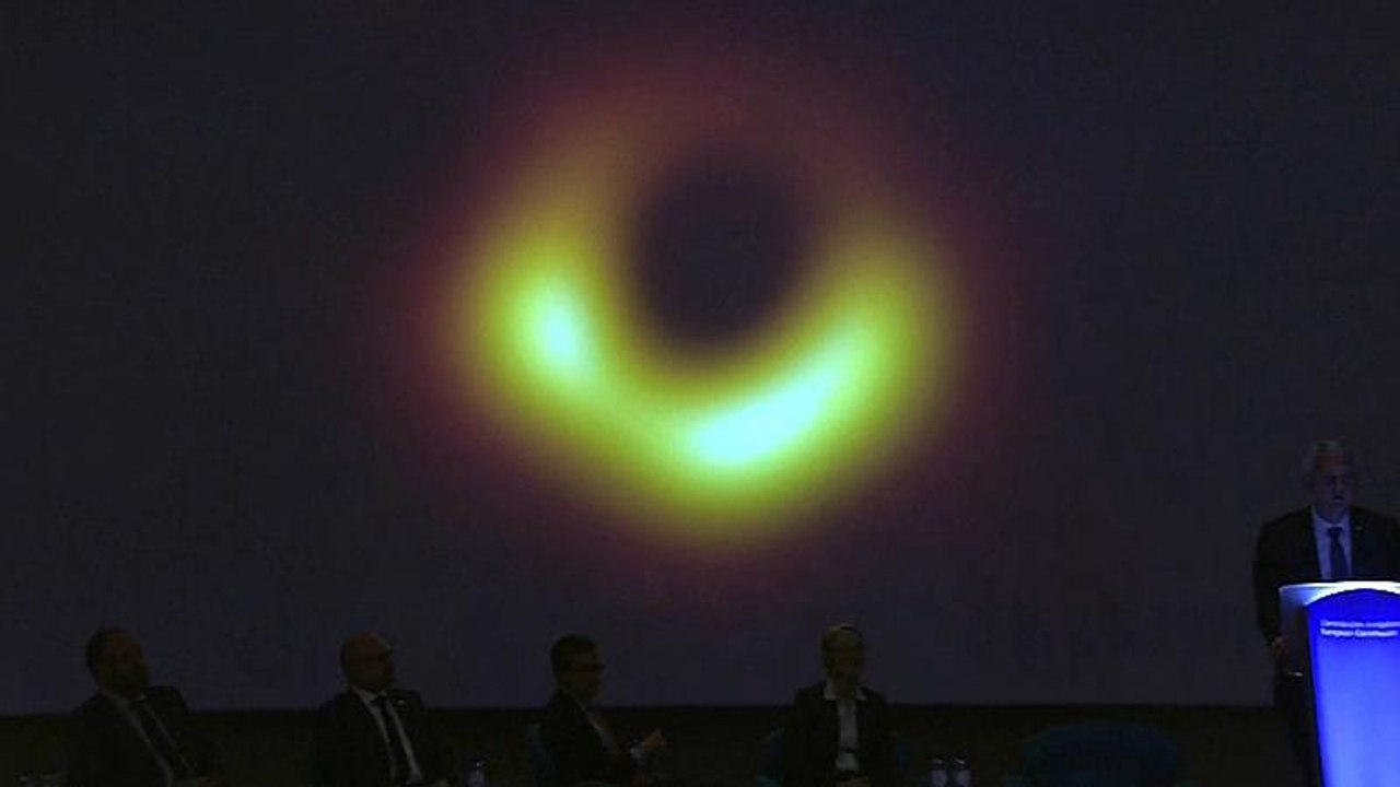 Schwarzes Loch: 'Dem Biest ins Maul schauen'