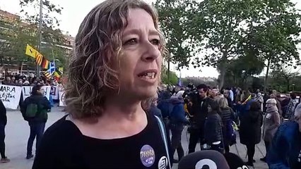 La mare d'Adrià Carrasco atén els mitjans abans de la manifestació
