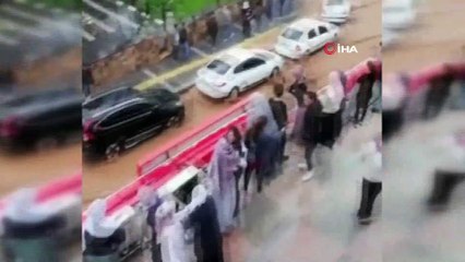 Sağanak yağış Silvan’ı vurdu, vatandaşlar iş yerlerinde mahsur kaldı