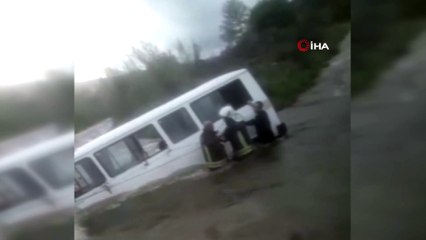Çay suyunda mahsur kalan vatandaşı itfaiye ekipleri böyle kurtardı