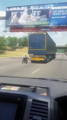 Cet handicapé se fait tracter par un camion en fauteuil roulant !