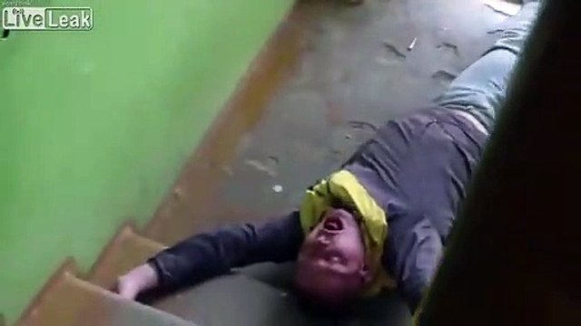 Ivre il rugit comme un lion allongé dans l'escalier !