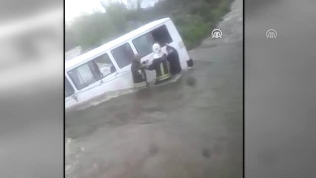 Minibüsle Çaydan Geçerken Mahsur Kaldılar