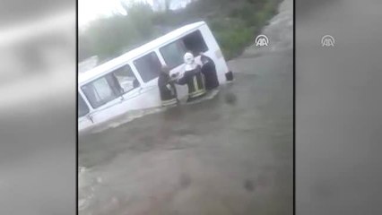 Minibüsle Çaydan Geçerken Mahsur Kaldılar