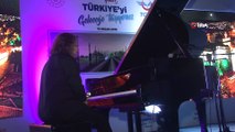 Piyanist Tuluyhan Uğurlu, tarihi Alsancak Gar'ında konser verdi