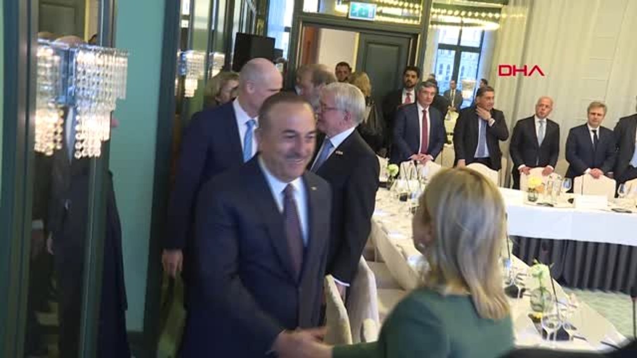 Dha Dış - Bakan Çavuşoğlu, Amsterdam'da Türk ve Hollandalı İş İnsanları ile Toplantı Yaptı