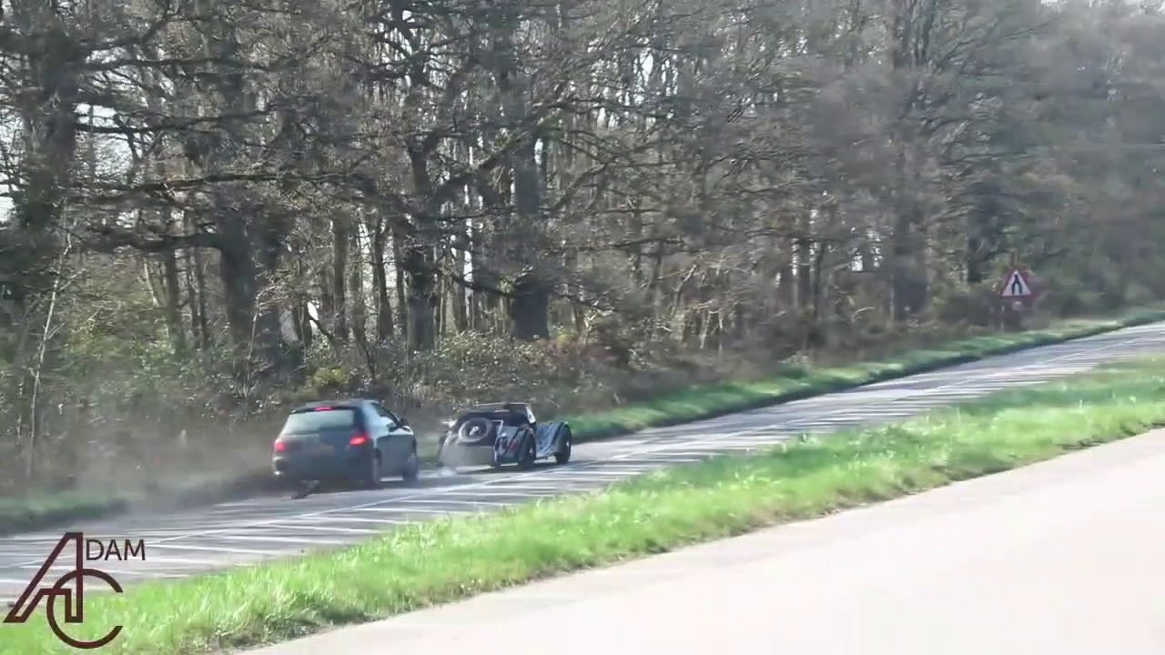 Il coupe la route à un automobiliste avec sa voiture de collection et va le regretter