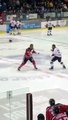 Un arbitre de hockey se prend un KO en voulant séparer deux joueurs !