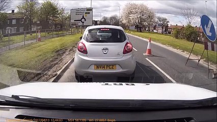 Une folle tente de forcer le passage en voiture... Road rage débile