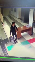 Il passe le contrôle de sécurité d'une façon bien ridicule