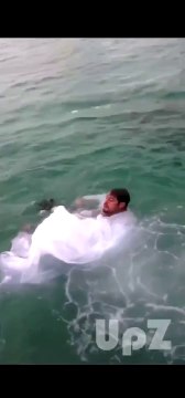Ne jamais sauter à l'eau avec une robe de mariée... Très dangereux