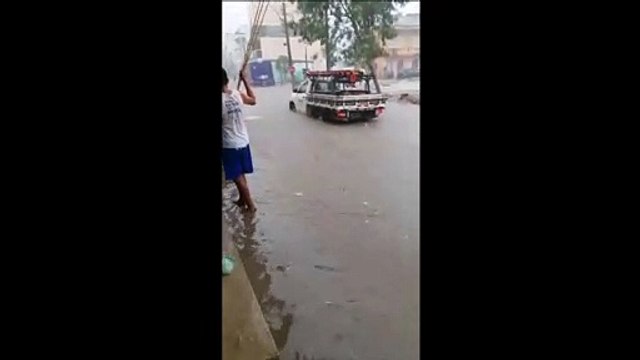 Ruas ficam alagadas após chuva em Pinheiros
