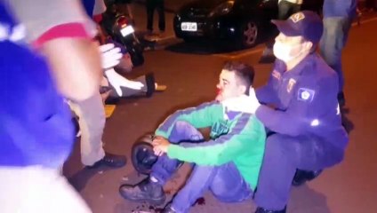 Motos batem de frente e duas pessoas ficam feridas