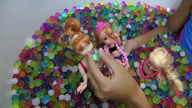 Orbeez ! Elsa et Anna, les tout-petits jouent avec des perles d'eau!