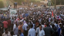 رغم محاولات فض اعتصامهم بالقوة.. متظاهرو السودان متمسكون بمطالبهم