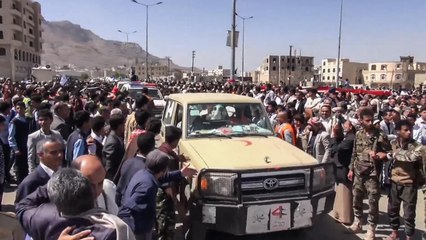 تشييع جثامين 12 طالبة قتلن بانفجار قرب مدرستهن بصنعاء