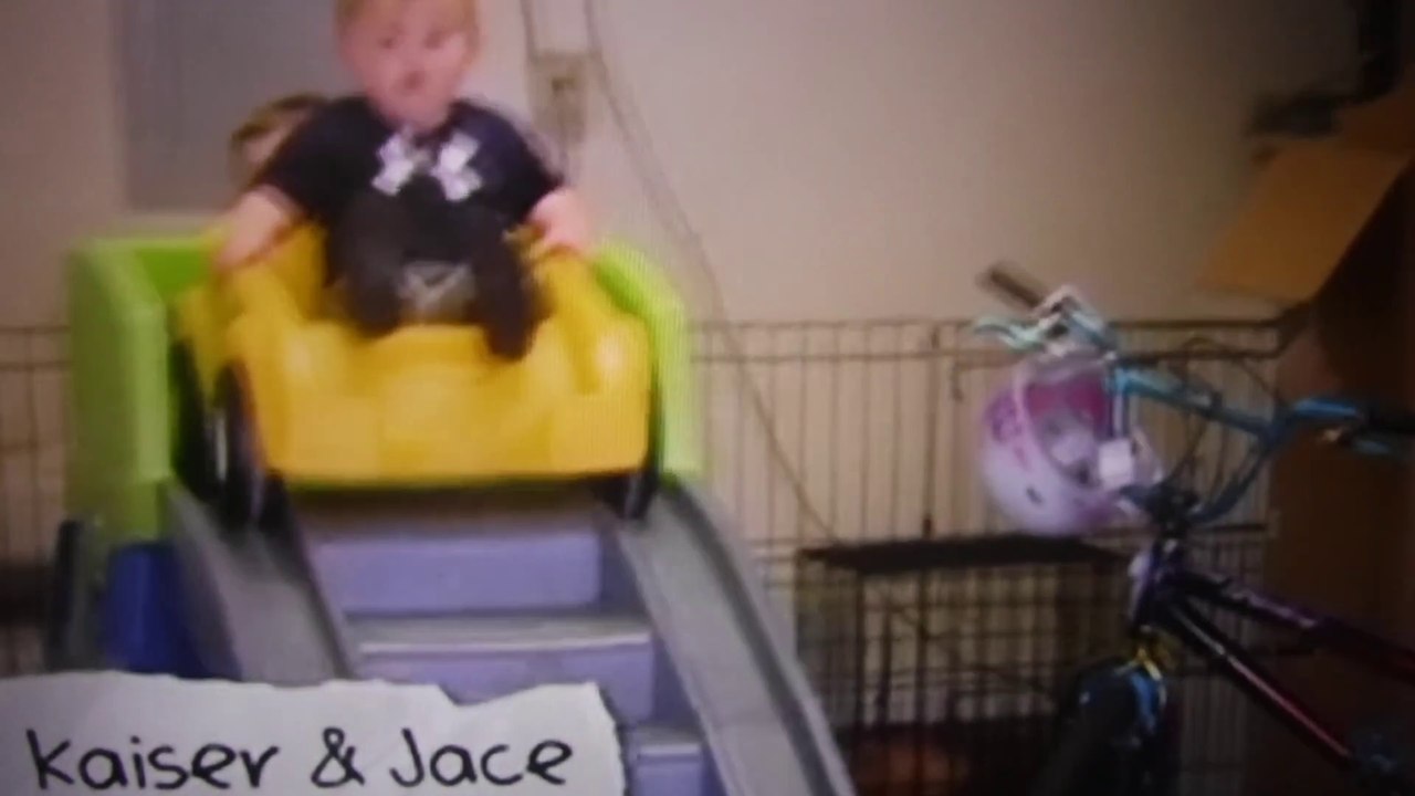 Jenelle &  David talk while Kaiser & Jace play